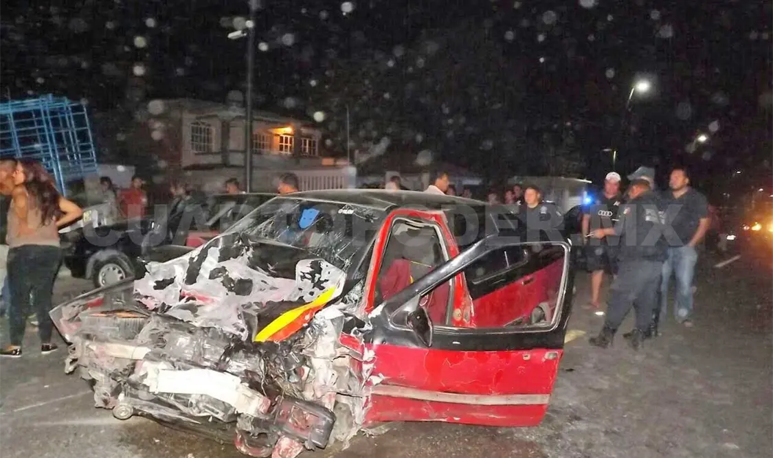 Carreterazo deja 14 heridos en Las Flechas