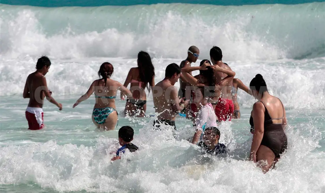 Turistas disfrutan del Caribe mexicano