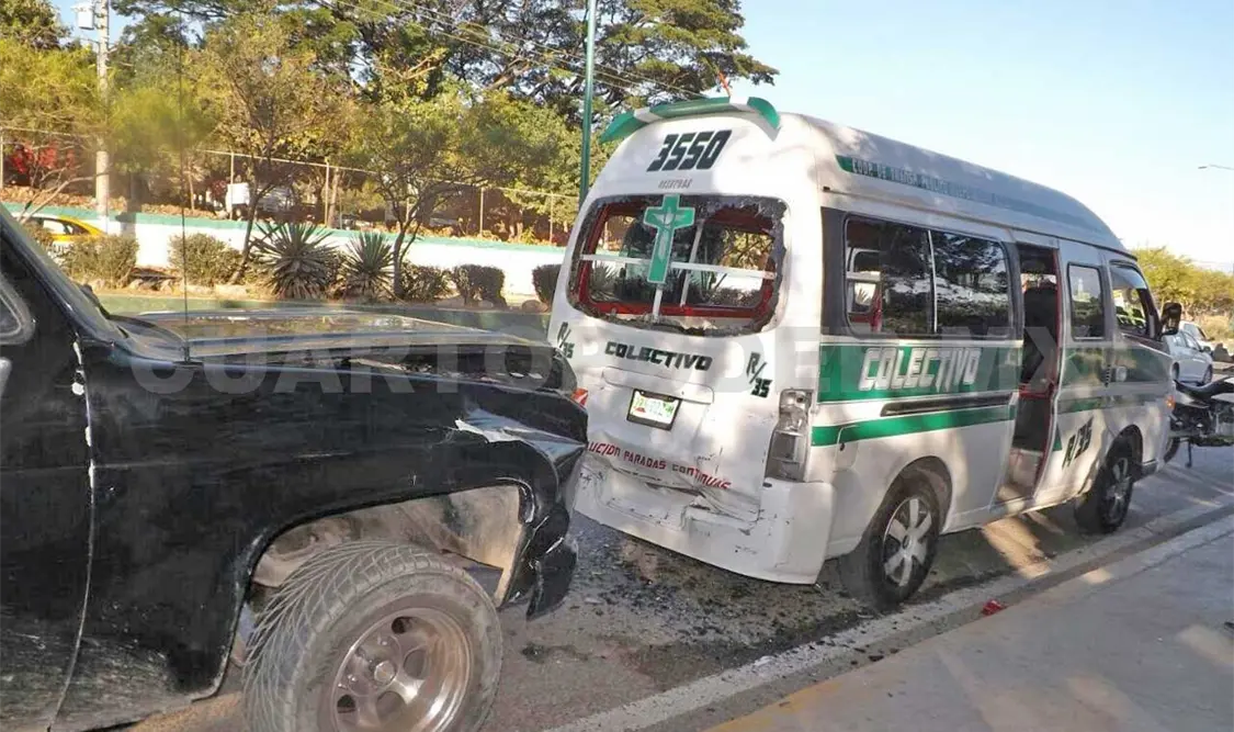 Se estrella pick up contra colectivo