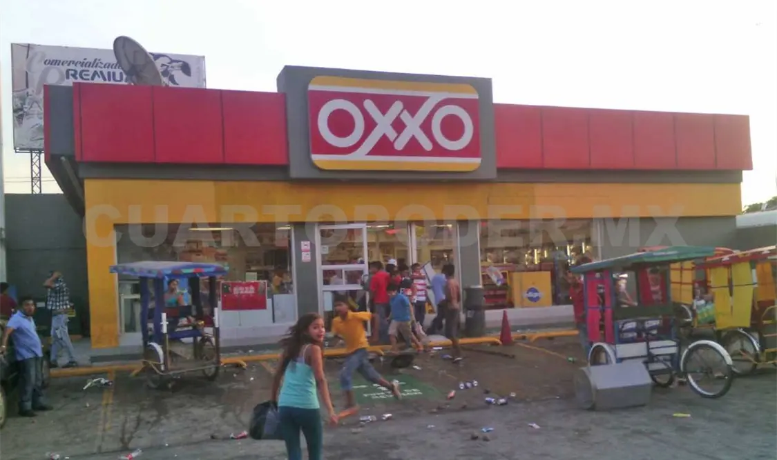 Vándalos queman camioneta del INM y saquean Oxxo