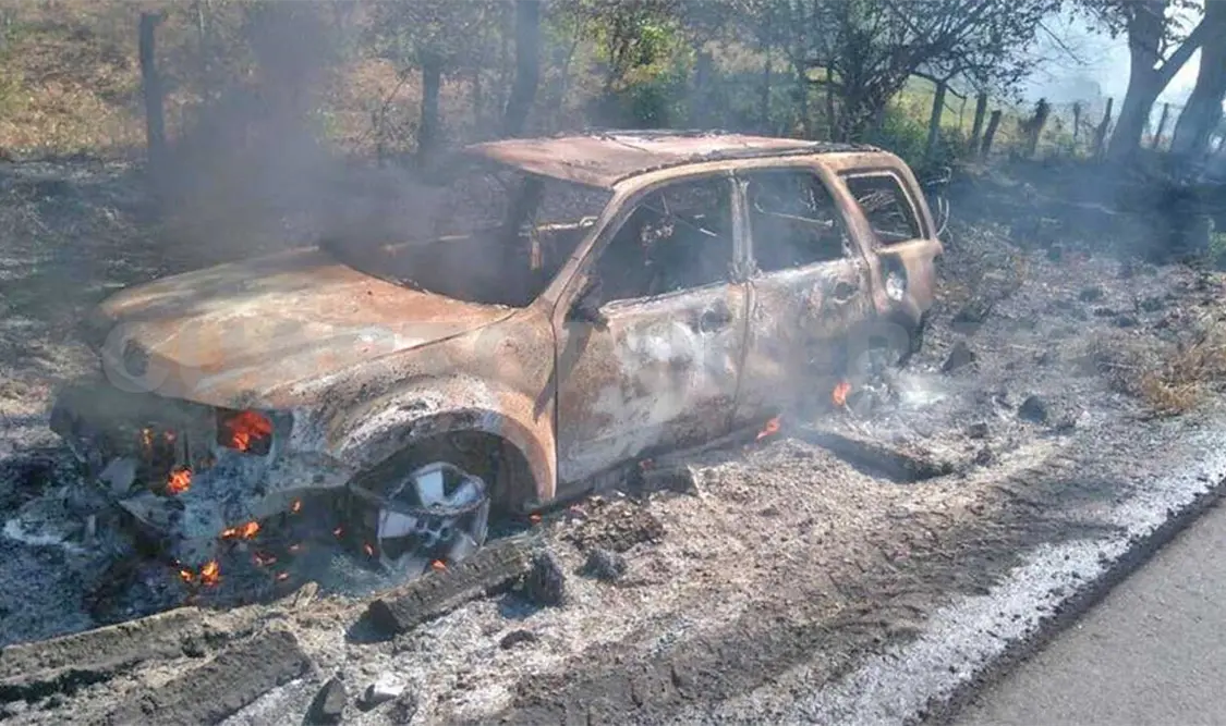 Arde camioneta en la carretera