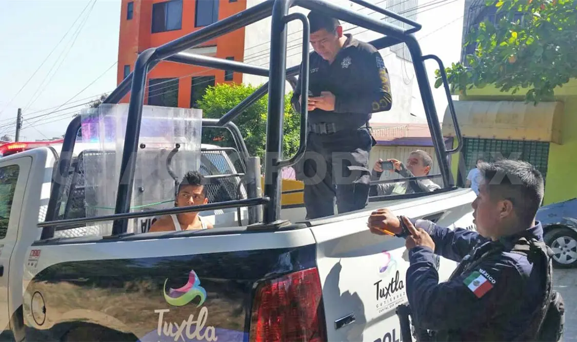 Persiguen y detienen a joven atrás de PGR