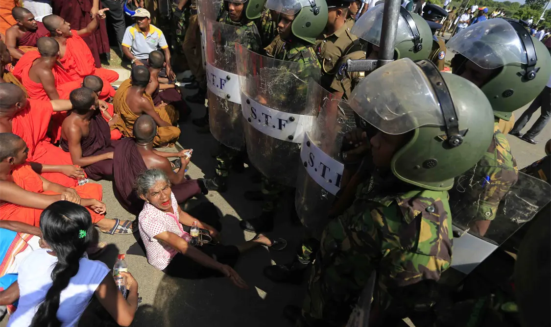 Decenas de heridos deja protesta en Sri Lanka