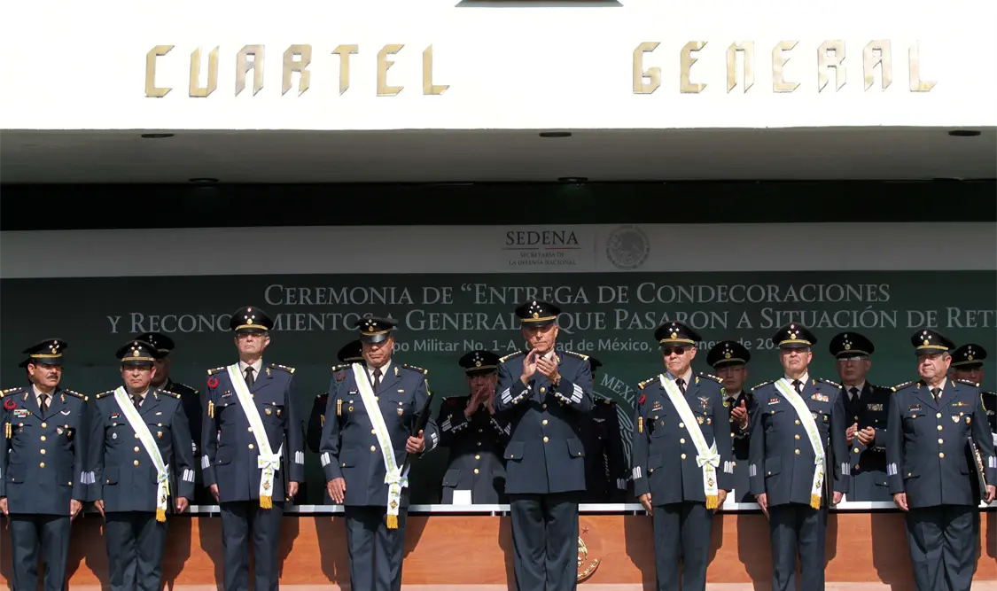 Entrega Sedena condecoraciones a generales