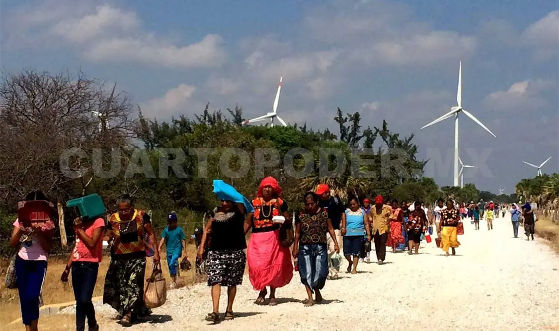 Integrantes de la Santa Cruz Gue’la Be’ñe’ peregrinan para conservar las costumbres y tradiciones de Juchitán, Oaxaca.