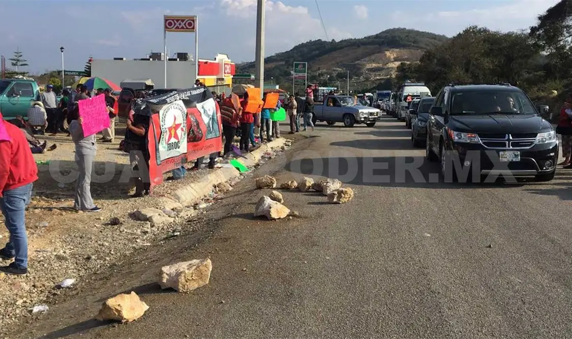Los correligionarios del detenido botearon en la carretera Comitán-San Cristóbal, según para obtener dinero para trasladarse a El Amate. Flor Cordero / CP