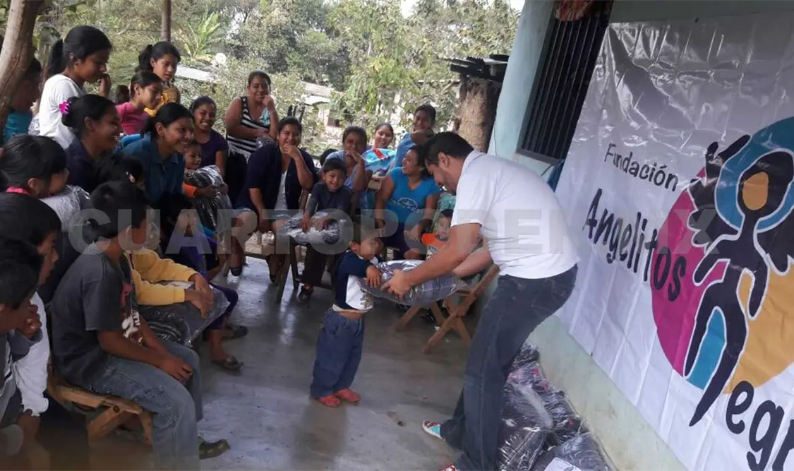 Niños fueron visitados por la fundación Angelitos Negros