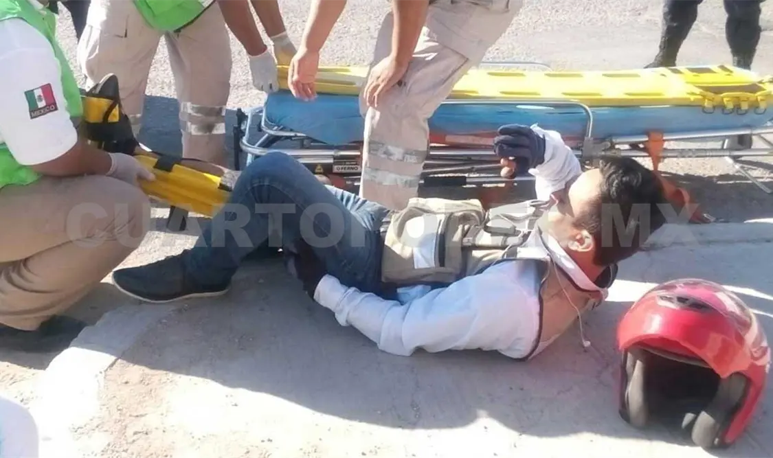 Se estrella motociclista en sedán