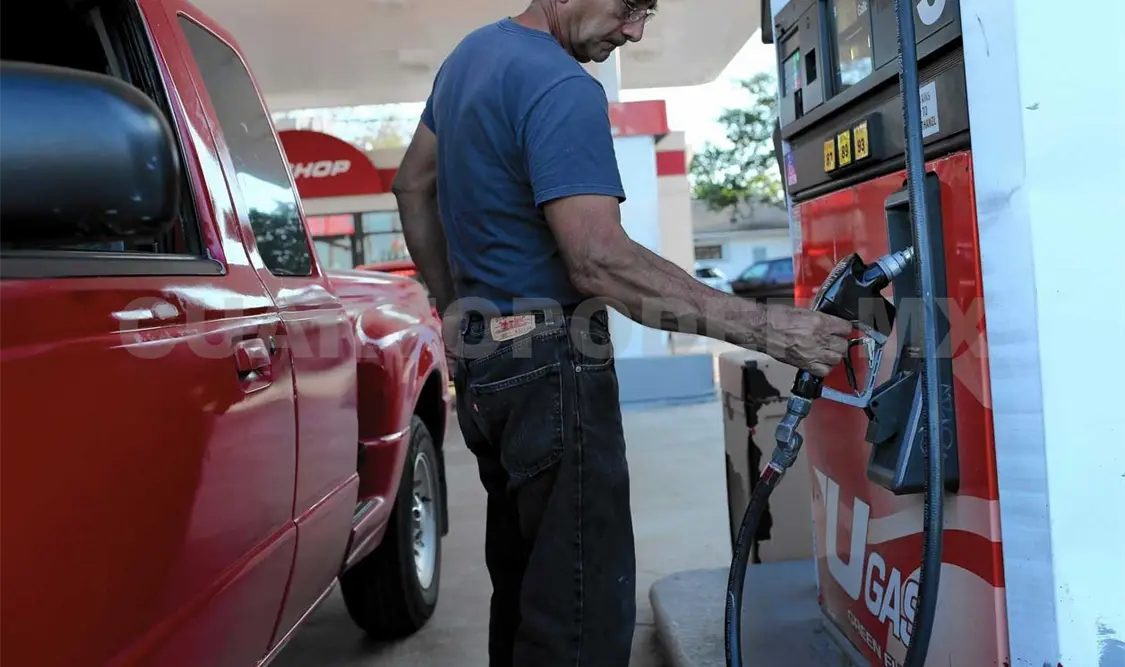 Mexicanos compran combustible en EUA