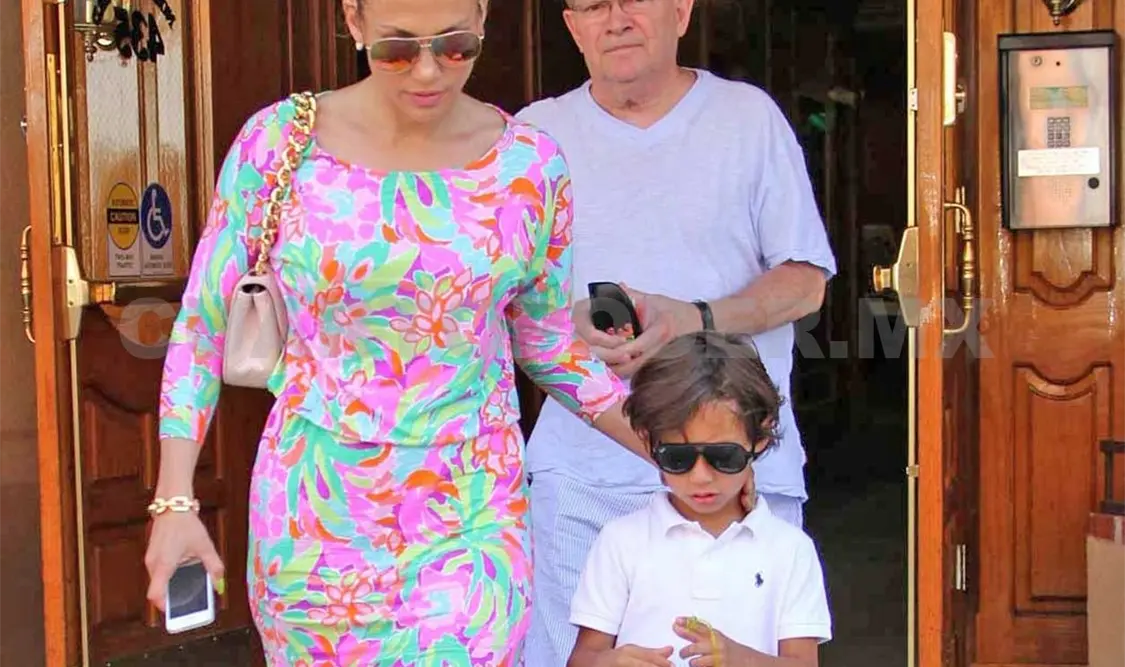JLo evita polémica y esconde foto