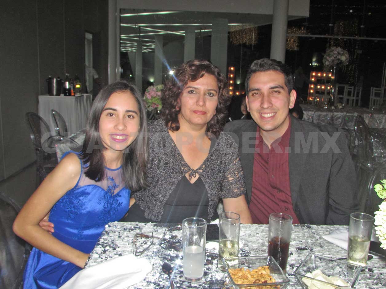 Feliz pareja se une en matrimonio