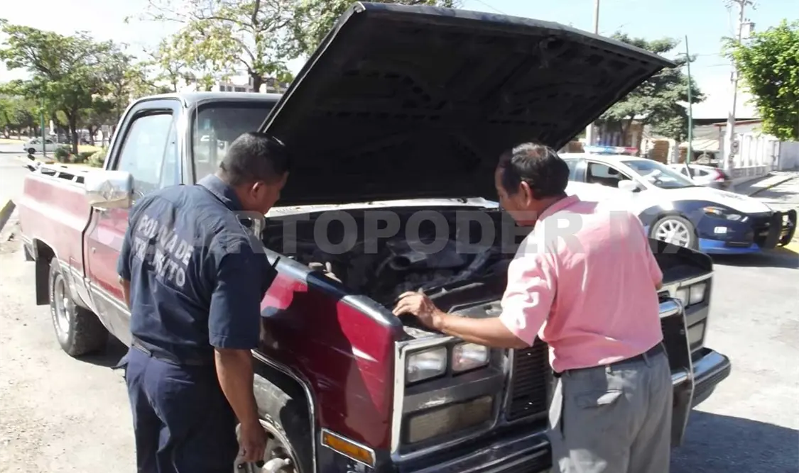 Apaga auto incendiado con refresco de cola