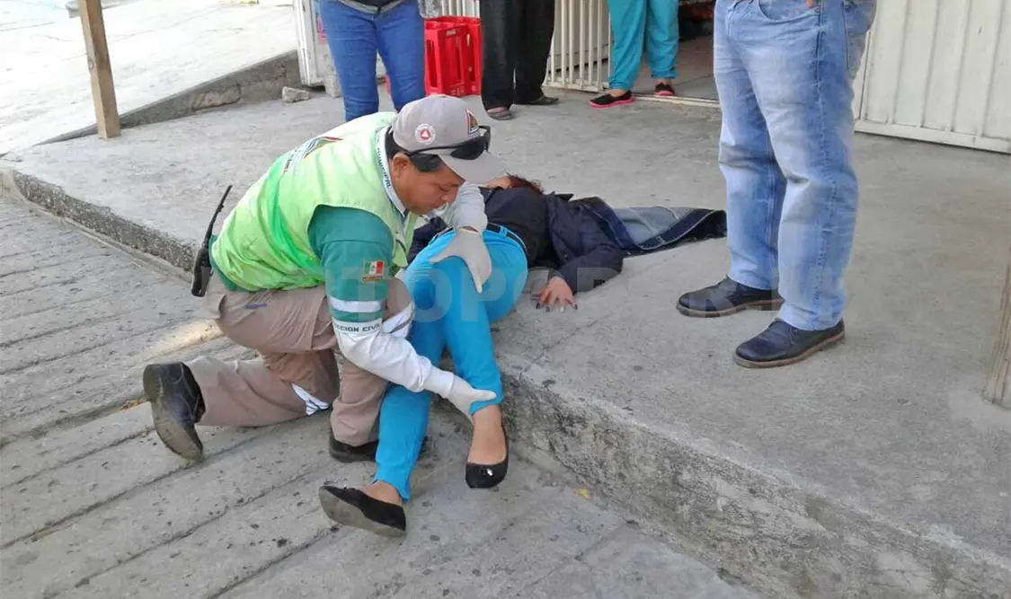Prensada contra su propio coche