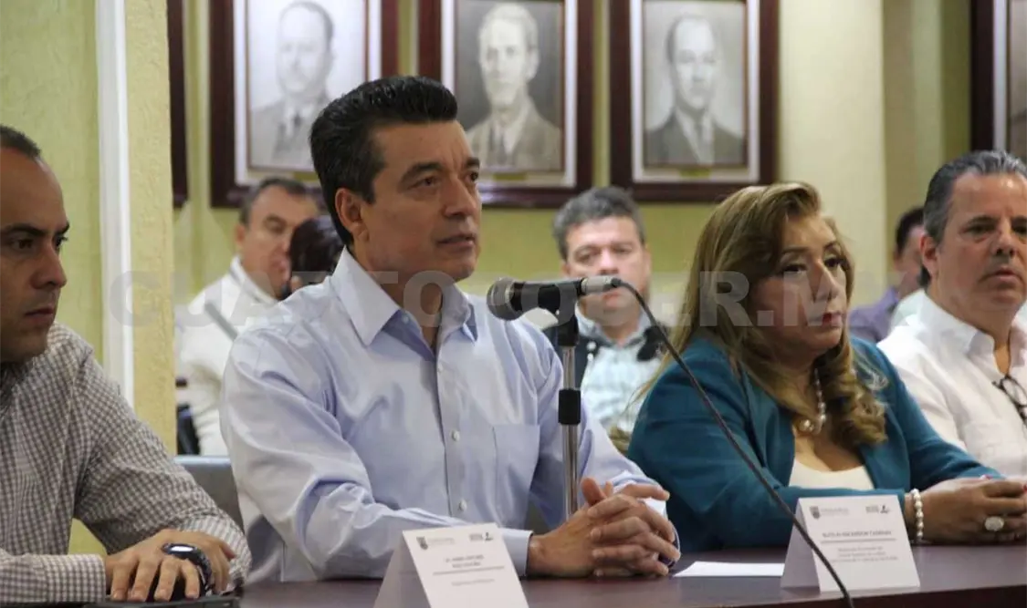 Evitan despidos con reducción de salarios