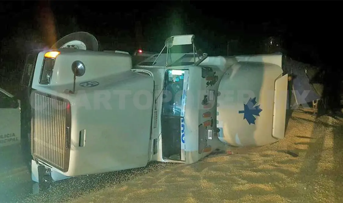 Vuelca tráiler con 40 toneladas de maíz