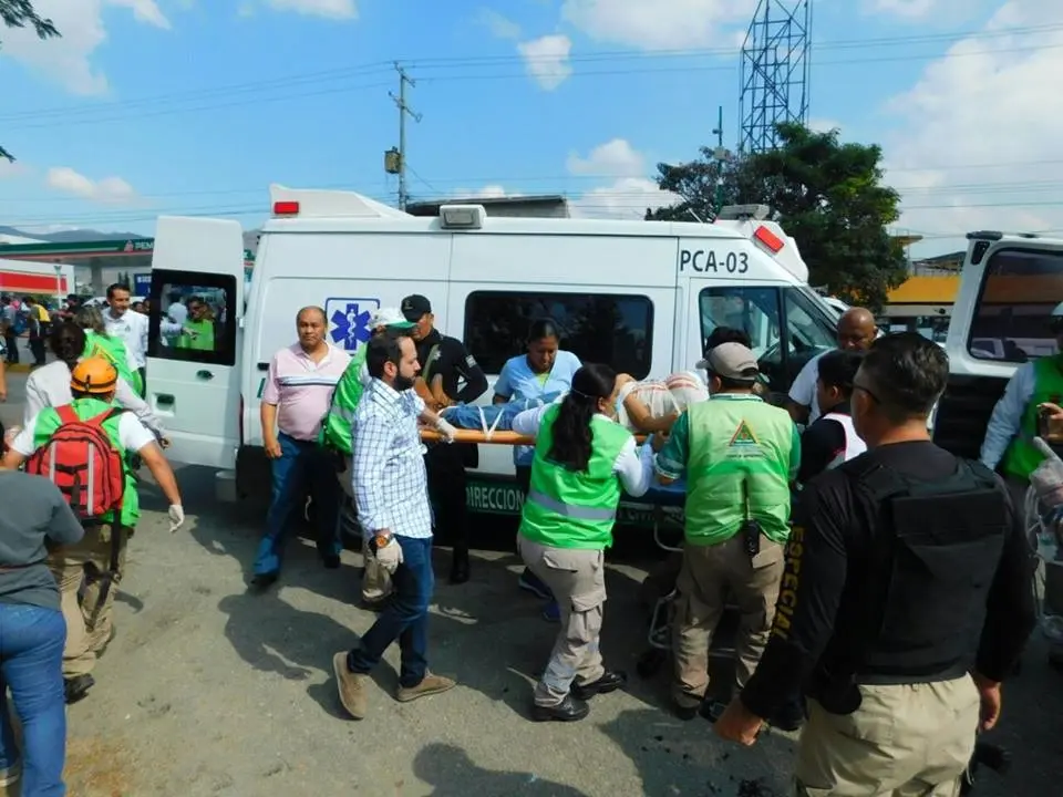 Atienden a heridos en accidente frente a Pemex