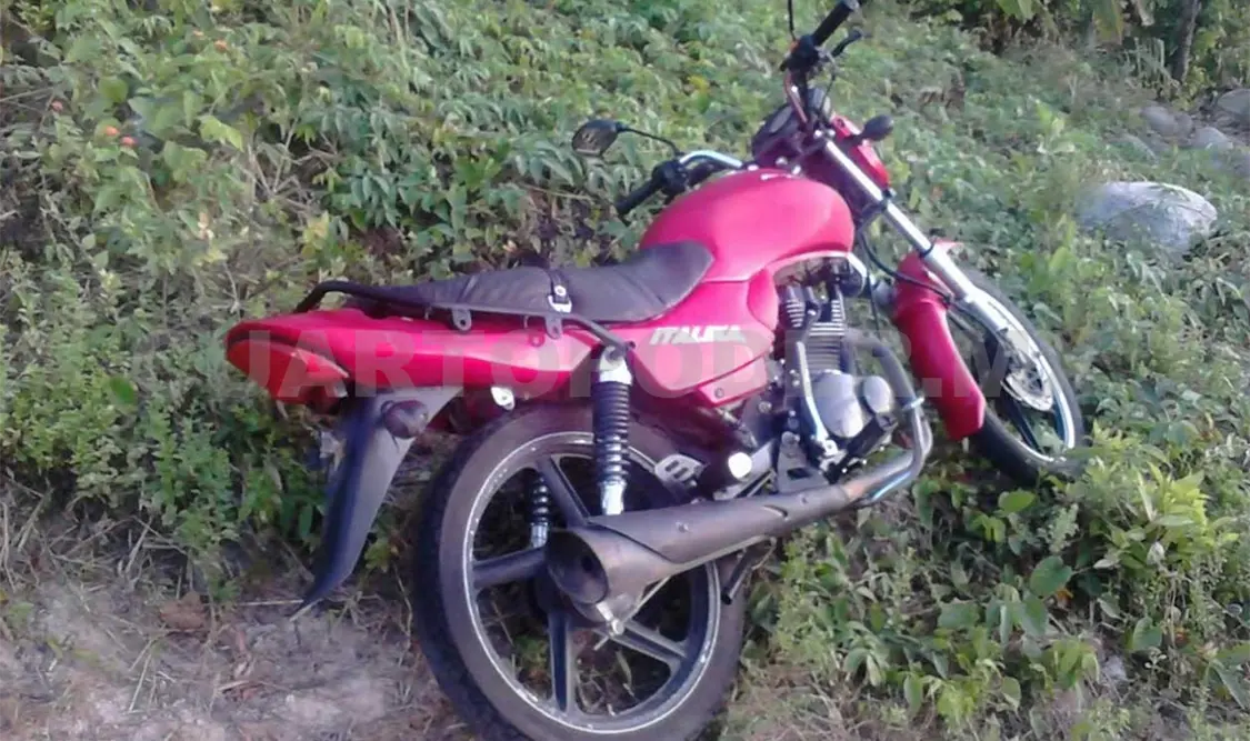 Abandonan moto robada durante saqueos en Huixtla