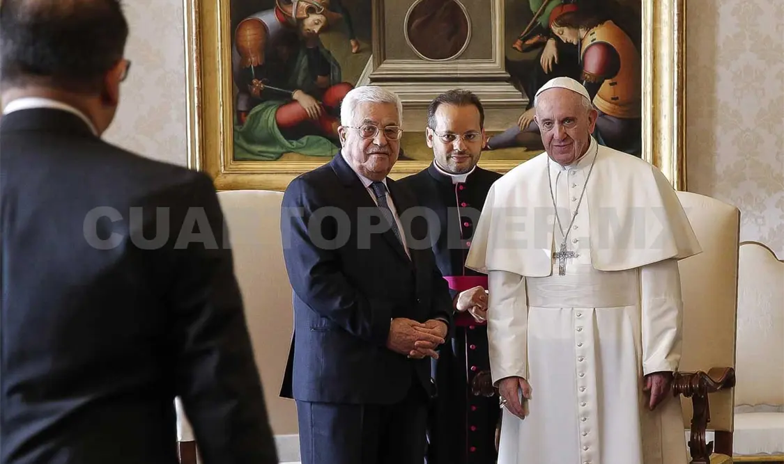 El papa Francisco y el presidente Mahmud Abbas conversaron . AP