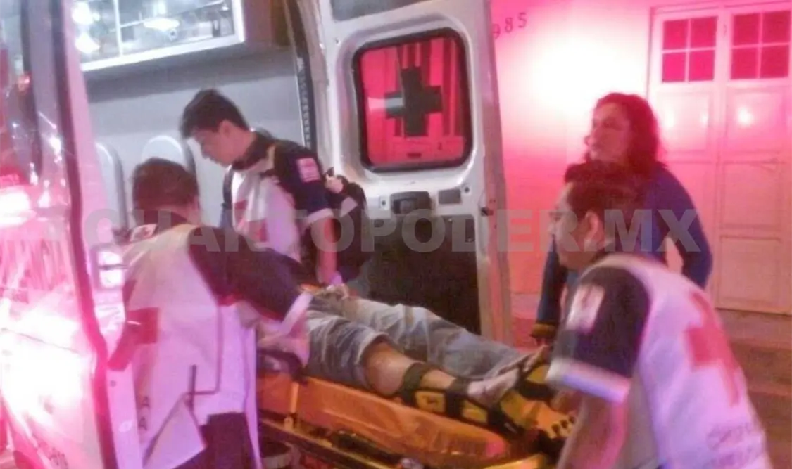 El motociclista fue llevado por paramédicos de la Cruz Roja Mexicana a un hospital. Rafael Cabrera / CP
