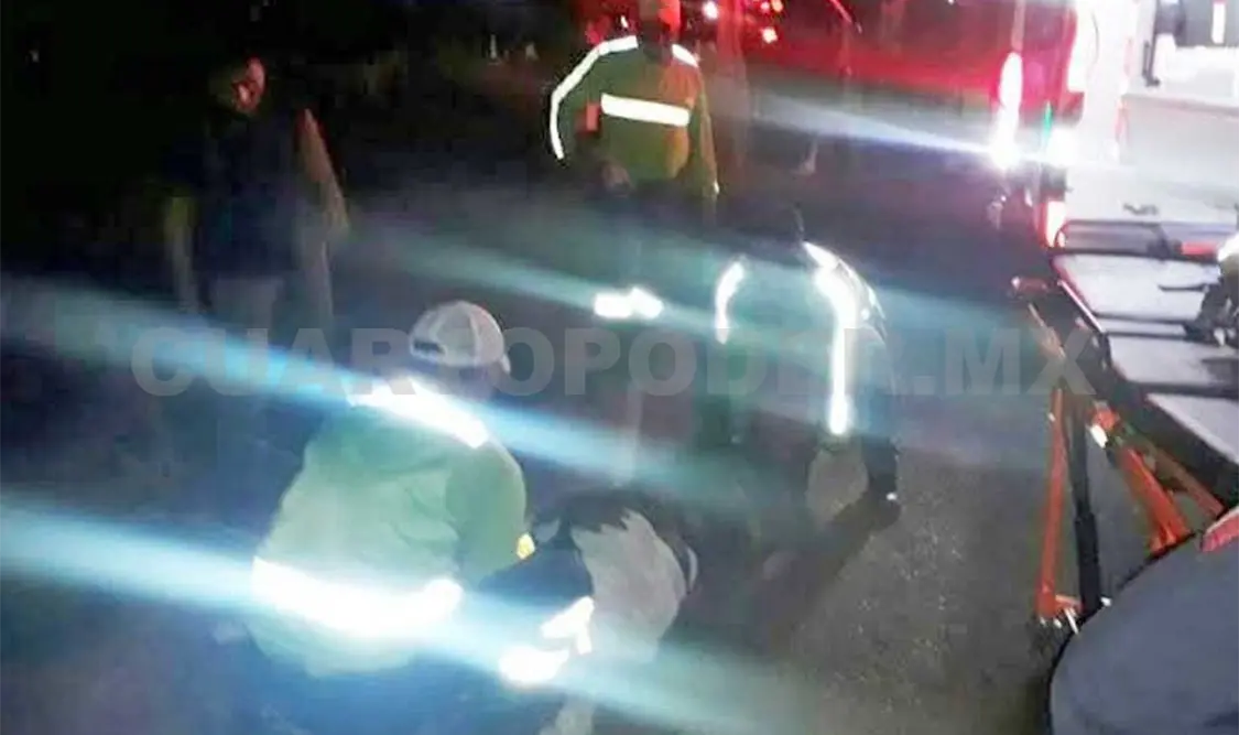 Momento en que paramédicos auxiliaron al lesionado, a quien trasladaron a un hospital. Luis Castellanos / CP
