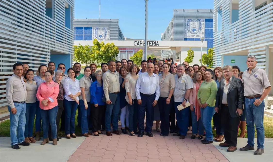 Actualizan trayectoria académica de sus alumnos
