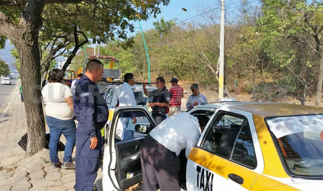 Chocan dos taxis; hay 7 heridos