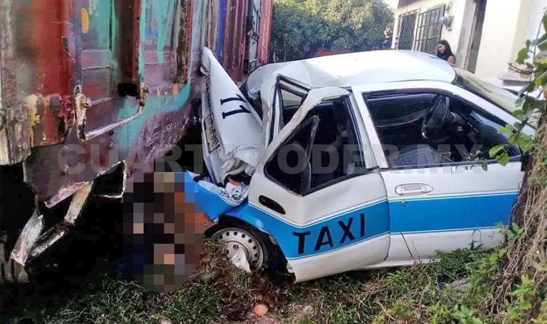 Embiste tren a taxi; un muerto