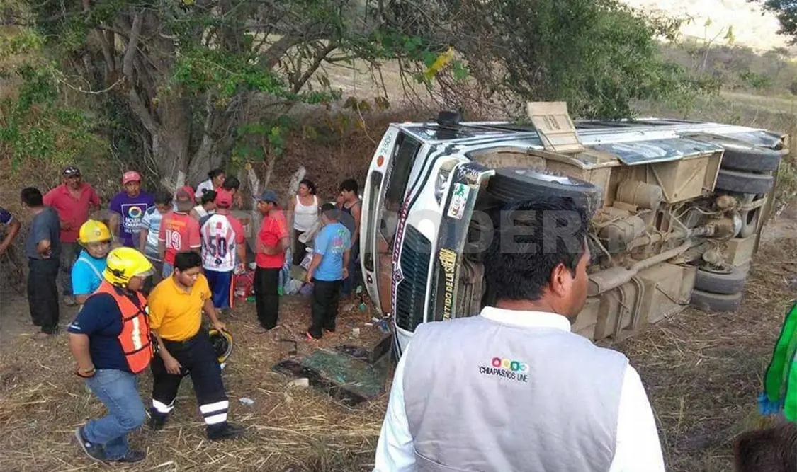 Vuelca autobús; chofer iba ebrio