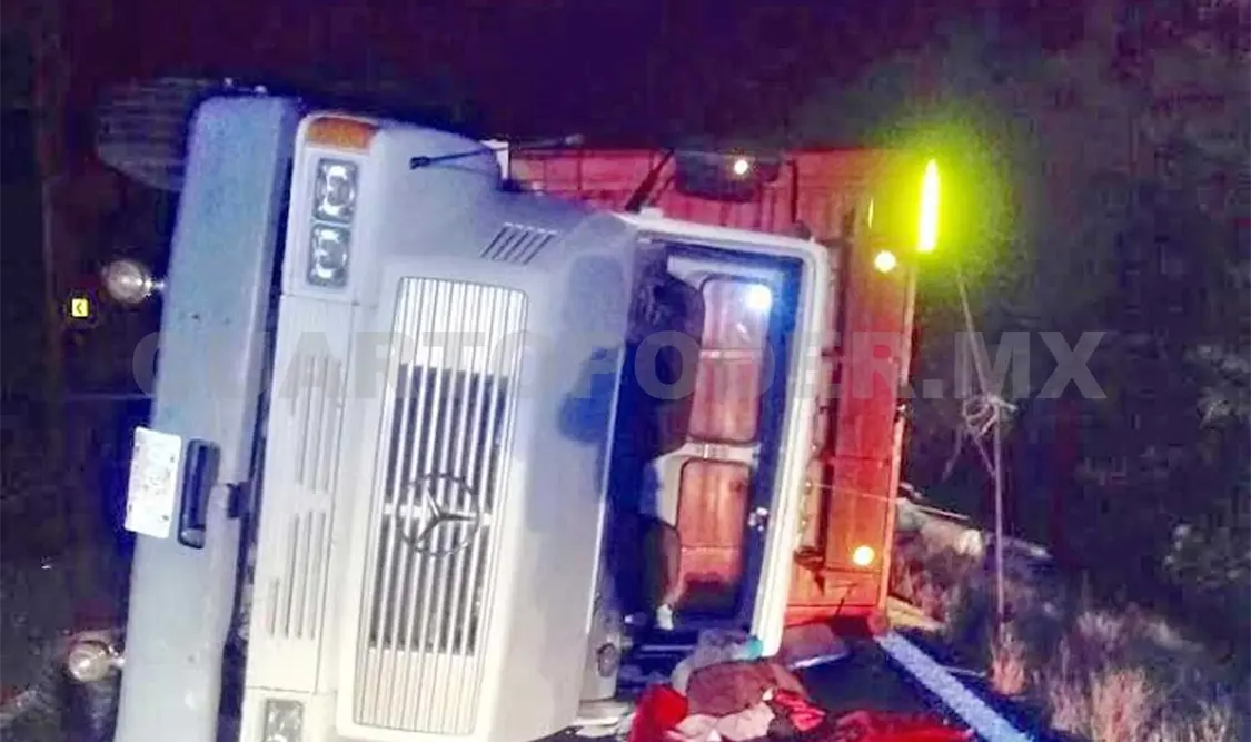 Vuelca camión cargado de maíz