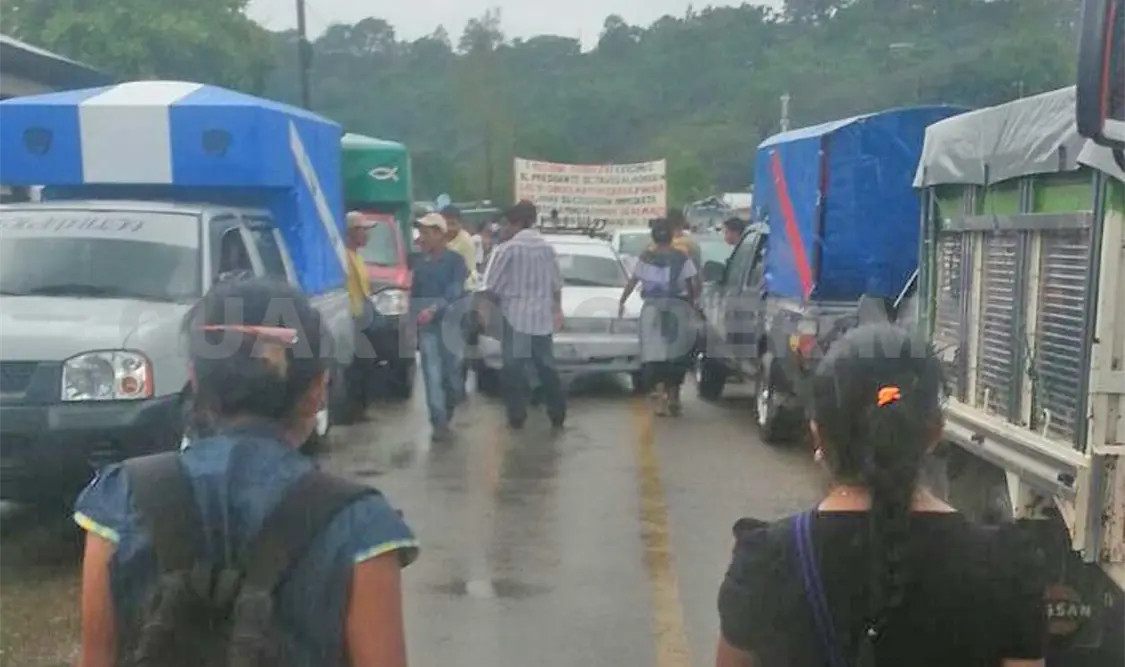 Bloquean carretera para demandar más presupuesto
