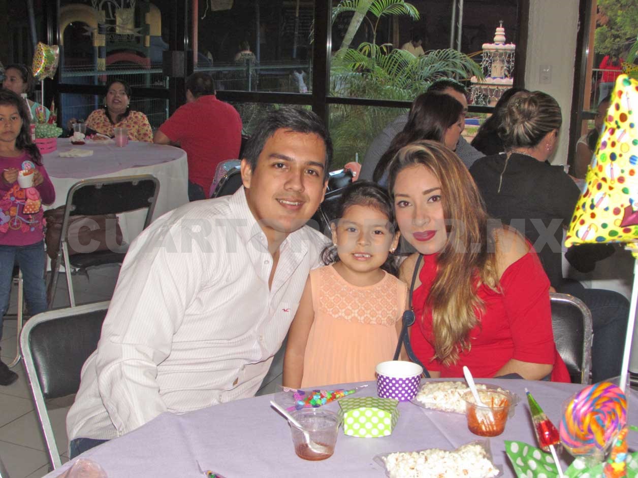 Celebran a Karla su cumple número 9