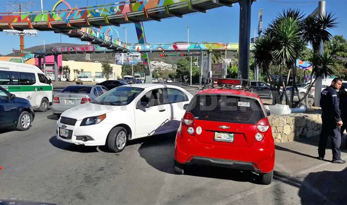 Provoca accidente al ir en sentido contrario