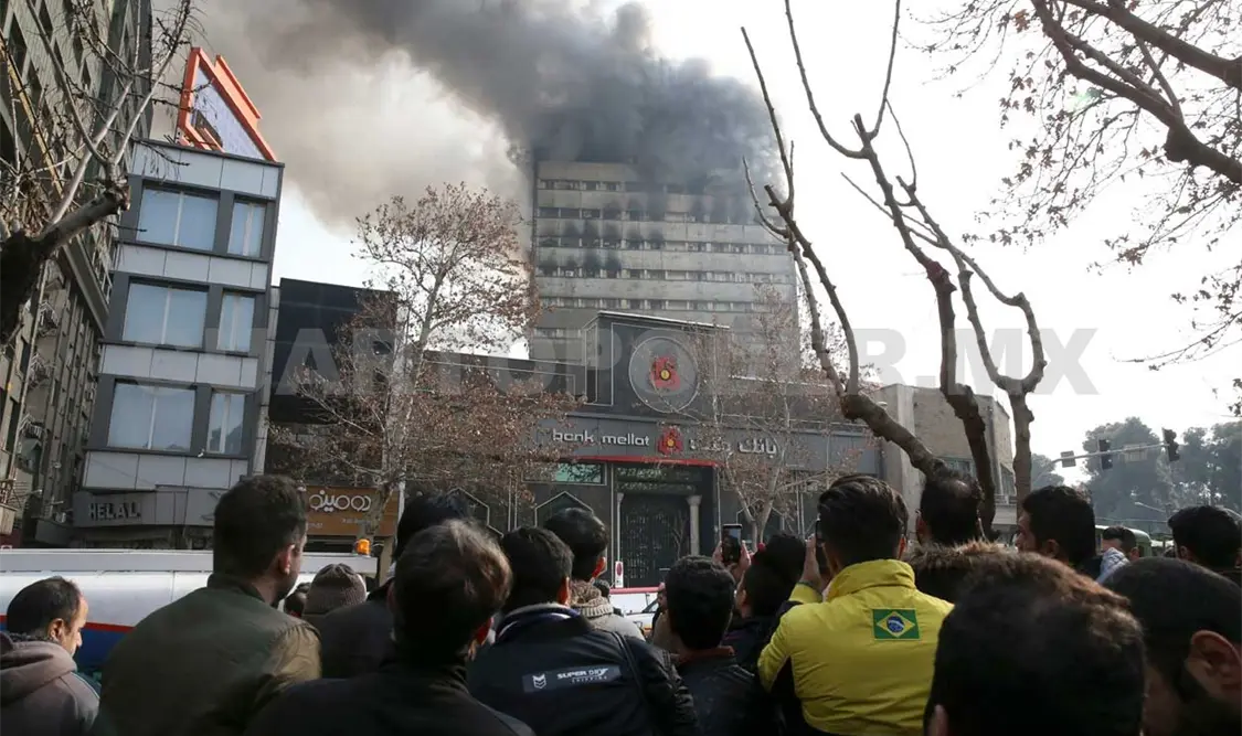 Confirman muerte de 20 bomberos en derrumbe de edificio
