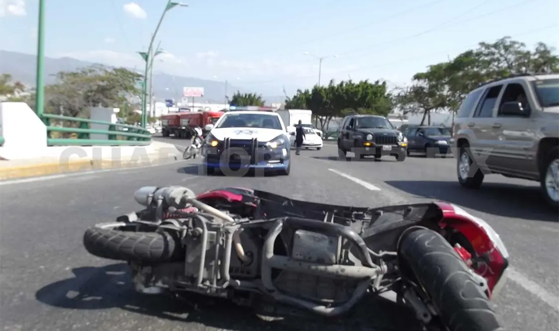 Colectivero embiste a dos motociclistas