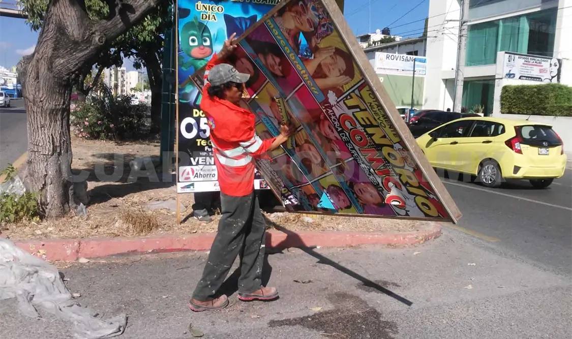 Inicia retiro de anuncios irregulares en Tuxtla