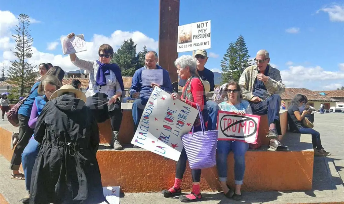 Extranjeros se manifiestan contra Trump