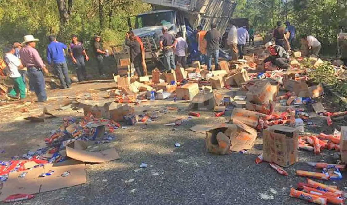 Vuelca camión con toneladas de galletas