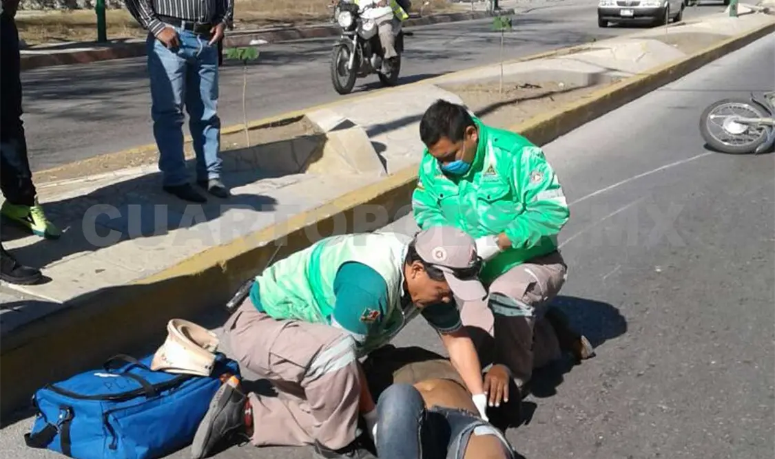Choca contra camellón y derrapa