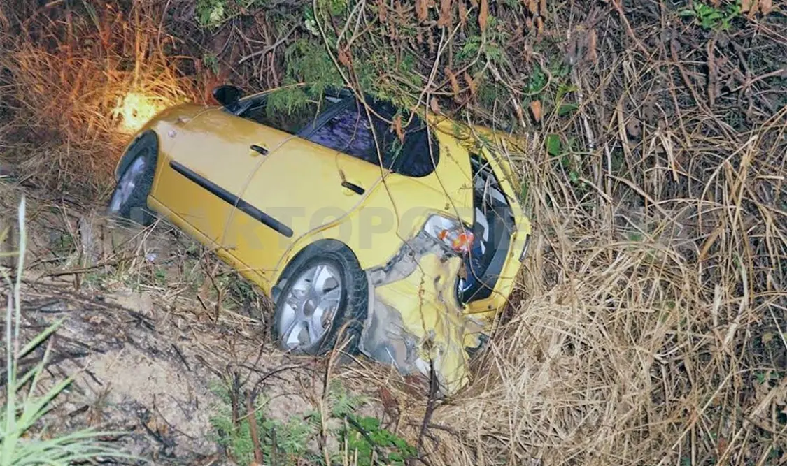 Tráiler choca auto de maestros