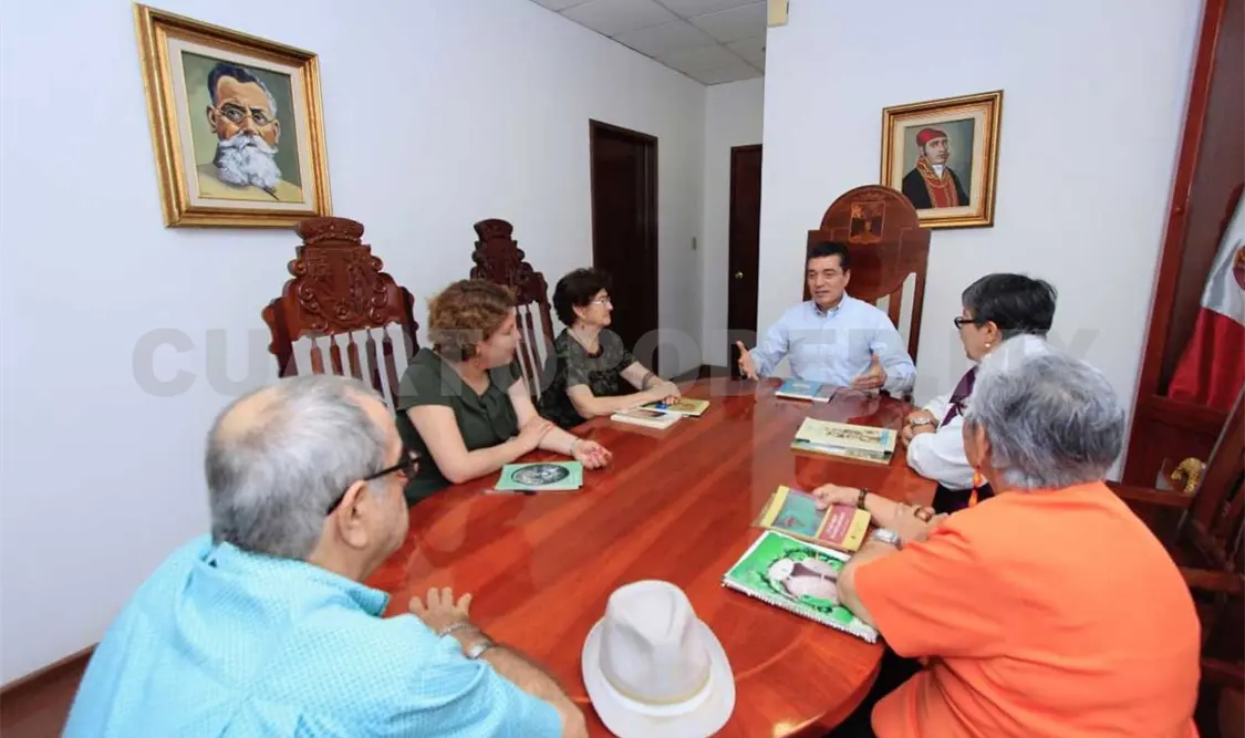 Se reúne Escandón con escritoras
