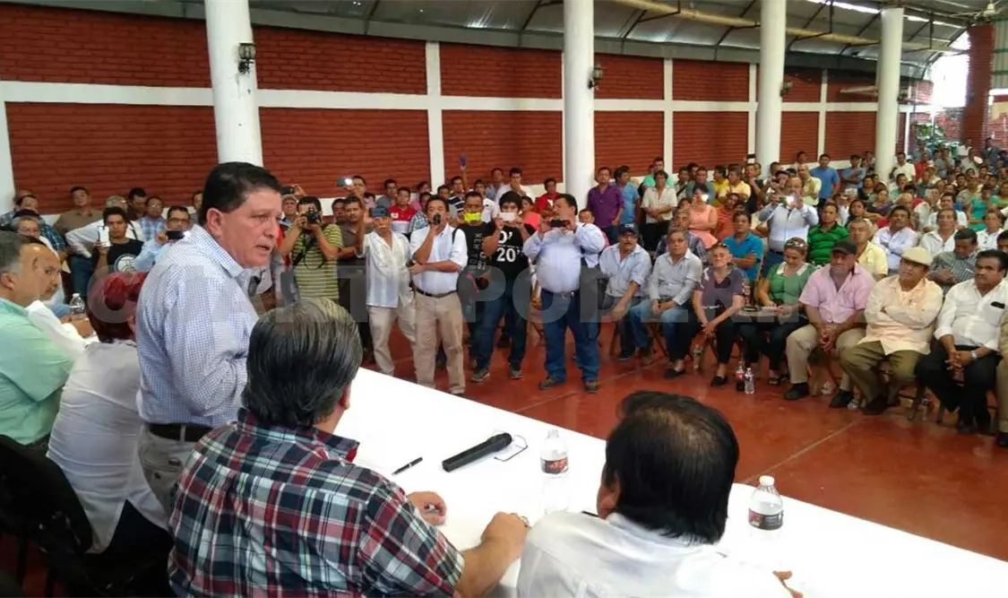 Secretario se reúne con transportistas de la Costa
