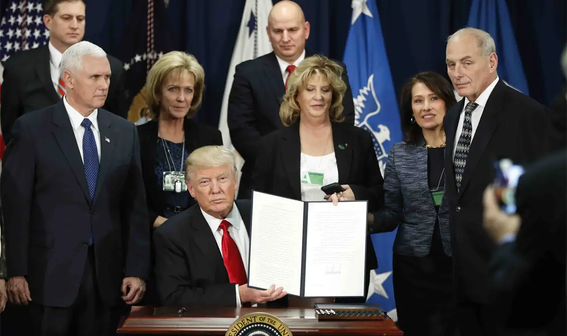 Trump firma orden ejecutiva para construir muro con México