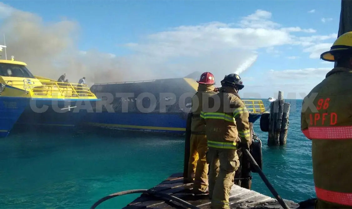 Se incendia embarcación turística