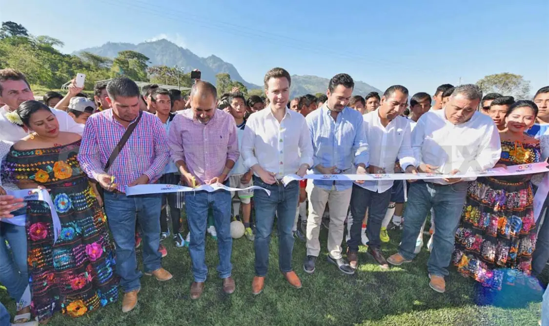 Inauguran en Tapilula cancha de pasto sintético