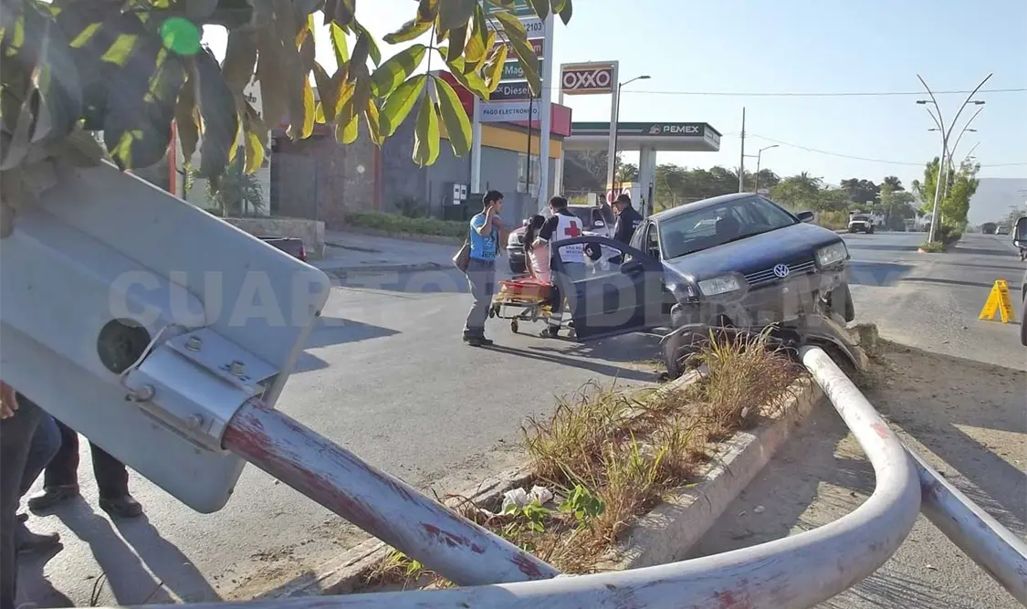 Lesiona a su novia y acaba su carro
