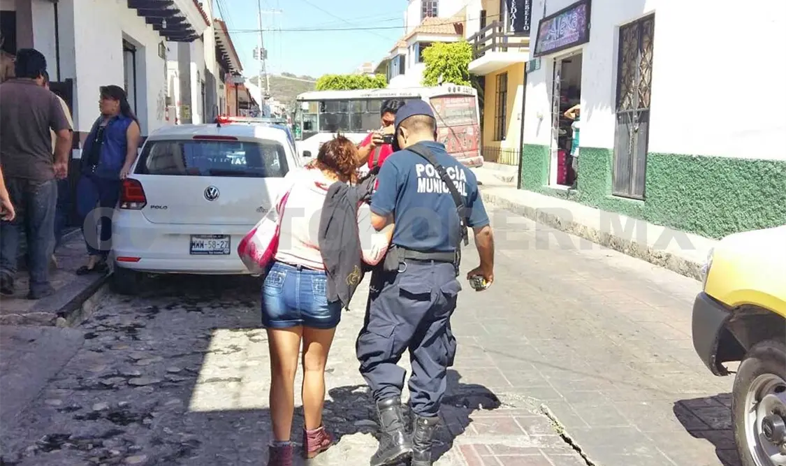 Mujer salta para salvar su vida