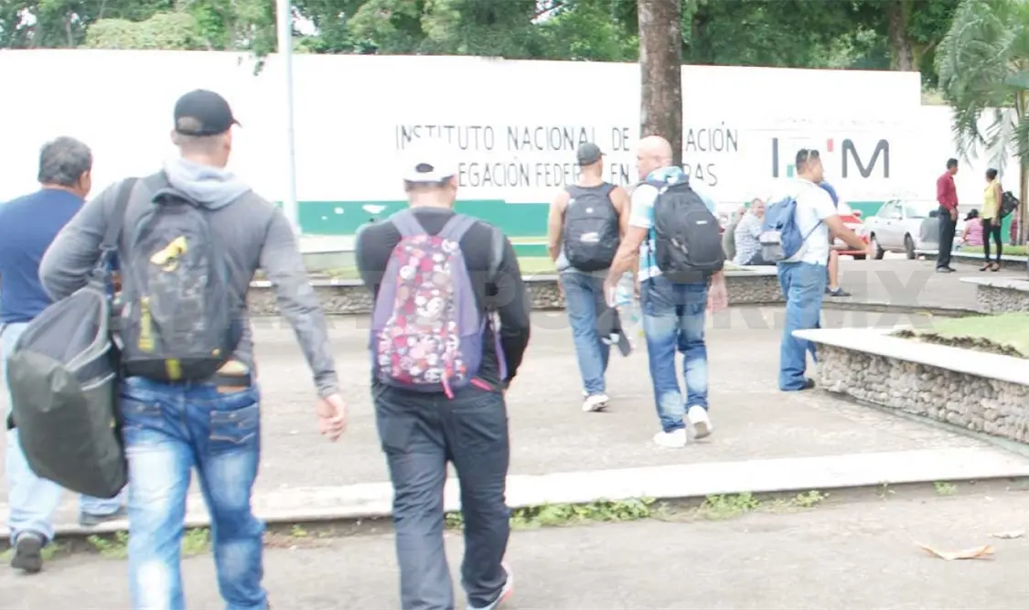 Cubanos buscan trabajo ante cierre de frontera de EUA