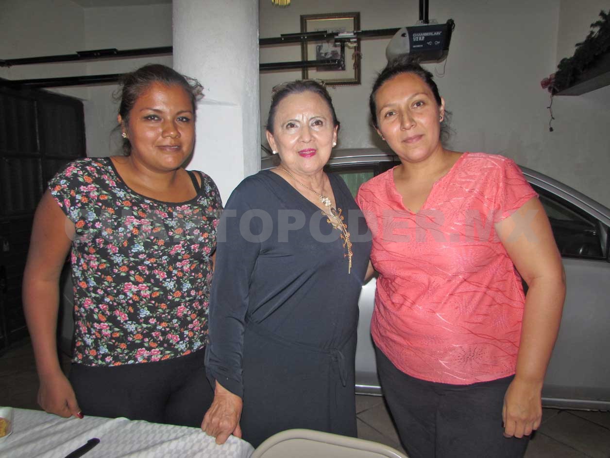 Amigas disfrutan maravillosa velada