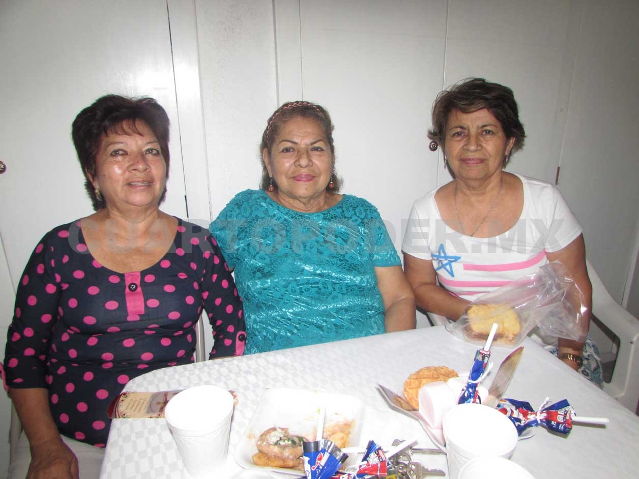 Amigas disfrutan maravillosa velada