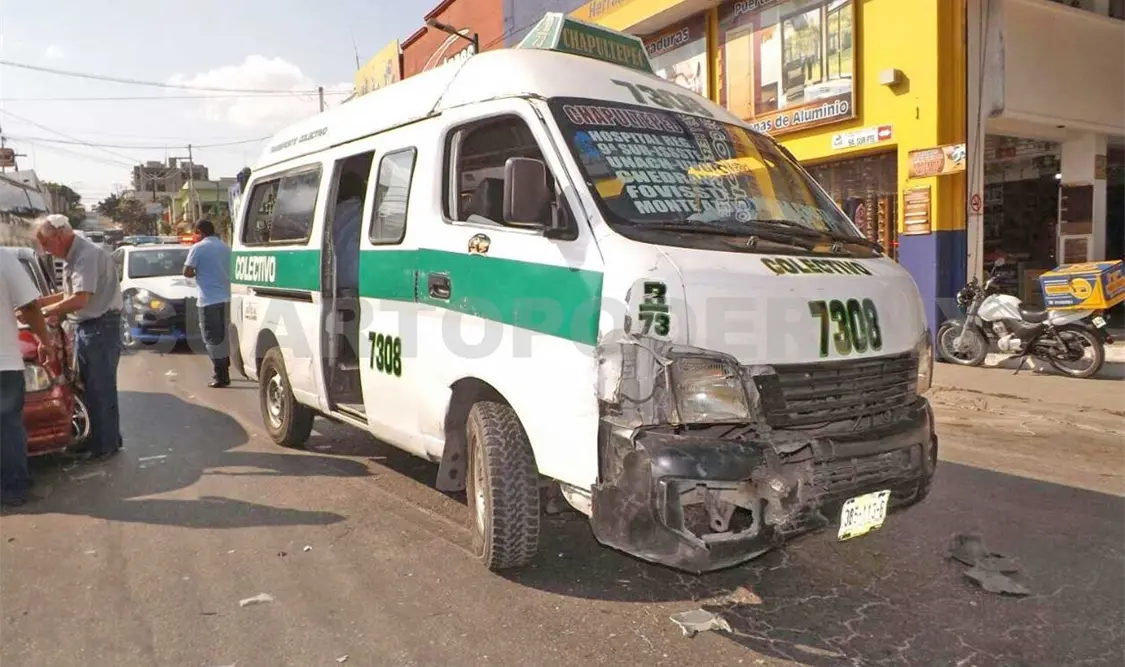 Colectivero provoca accidente; dos heridos